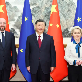 El presidente chino, Xi Jinping (C), la presidenta de la Comisión Europea, Ursula von der Leyen (D) y el presidente del Consejo Europeo, Charles Michel (I)