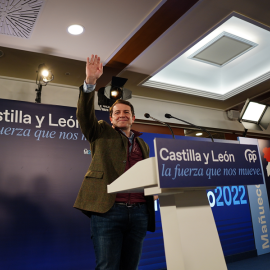 El presidente de Castilla y León, Alfonso Fernández Mañueco, en el primer mitin del PP de la campaña electoral para las elecciones de Castilla y León, en el Hotel Barco Recoletos Coco, a 28 de enero de 2022, en Salamanca, Castilla y León.