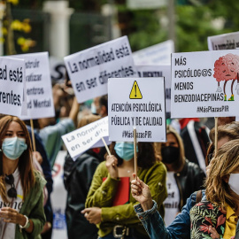 Varias personas sostienen diferentes pancartas en una marcha con motivo del Día Mundial de la Salud Mental, a 10 de octubre de 2021, en Madrid.