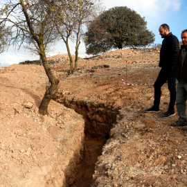 08/12/2023 - L'alcalde de Castellserà, Marcel Pujol, i Pere Tardà, de Cat Patrimoni, observen una trinxera recuperada al municipi de l'Urgell.