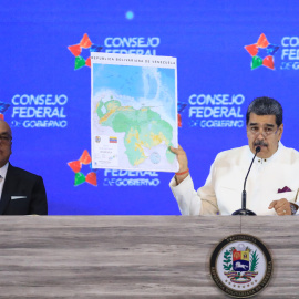 El presidente venezolano, Nicolás Maduro, sosteniendo un mapa de Venezuela con la zona de Guyana, en Caracas, a 5/12/2023