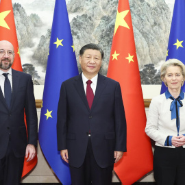 El presidente chino, Xi Jinping (centro), posa para una fotografía con el presidente del Consejo Europeo, Charles Michel (i), y la presidenta de la Comisión Europea, Ursula von der Leyen (d), durante su reunión al margen de la 24ª Cumbre China-UE, en 