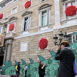 19-4-2023 El Palau de la Generalitat decorat amb motiu de la diada de Sant Jordi