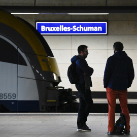 Varios viajeros esperan un tren de la SNCB en la estación de tren de Bruselas-Schuman, a 8 de noviembre de 2022