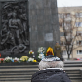 Un miembro de la comunidad judía rinde homenaje frente al Monumento a los héroes del gueto dedicado a las víctimas del levantamiento del gueto de Varsovia de 1943.