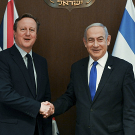 El primer ministro israelí, Benjamín Netanyahu, con el ministro de Asuntos Exteriores británico, David Cameron, este miércoles en Jerusalén.