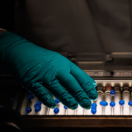 Foto de archivo de un trabajador de una farmacéutica en un laboratorio, a 10 de octubre de 2023.