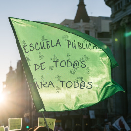 Varias personas marchan hacia la Consejería de Educación en una manifestación por la educación pública, a 25 de marzo de 2023, en Madrid (España).