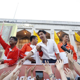 15/5/23 El líder de Move Forward y candidato a primer ministro, Pita Limjaroenrat, saluda a sus seguidores este lunes en Bangkok, la capital de Tailandia.