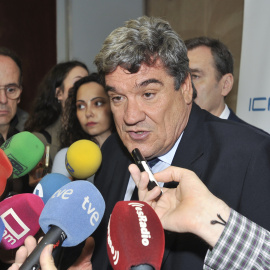 El ministro de Inclusión, Seguridad Social y Migraciones, José Luis Escrivá, atiende a los medios antes de su participación en un coloquio organizado por el Colegio de la Abogacía de Albacete, en Albacete, a 12 de mayo de 2023.