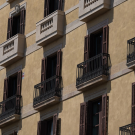 Fachada de un edificio, a 25 de abril de 2023, en Barcelona.