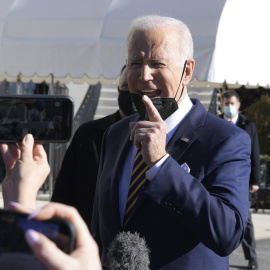 9/2/22-El presidente de EEUU, Joe Biden, habla con los medios de comunicación antes de partir hacia Atlanta (11/01/2022).