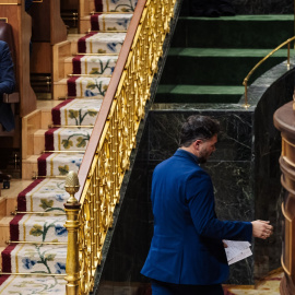 El líder del PP, Alberto Núñez Feijóo (i), observa al el portavoz de ERC en el Congreso, Gabriel Rufián (d), que se dirige a intervenir durante una sesión plenaria, en el Congreso de los Diputados. EUROPA PRESS/Carlos Luján