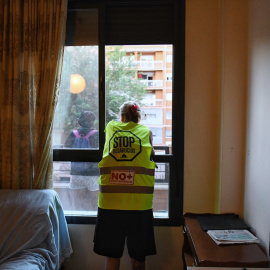 Una mujer antes de ser desalojada del edificio Dignidad de Móstoles, a 17 de julio de 2023, en Madrid.