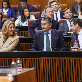 El presidente de la Junta de Andalucía, Juanma Moreno, conversa con la la consejera de Economía, Hacienda y Fondos Europeos Carolina España Reina, en presencia del consejero de Presidencia, Antonio Sanz, durante el debate de totalidad del proyecto de L