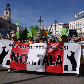 Decenas de personas protestan durante una manifestación contra la tala de árboles por la ampliación de la L11 de Metro de Madrid, a 8 de octubre de 2023.