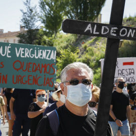 Varias decenas de personas participan en una manifestación por una sanidad rural de calidad.