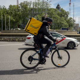 Imagen de archivo de un repartidor de la empresa Glovo que recorre el centro de Madrid.