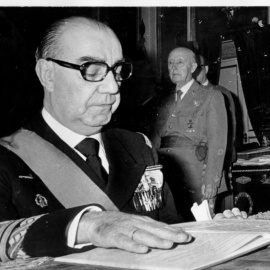 El almirante Carrero Blanco, delante del dictador Francisco Franco.