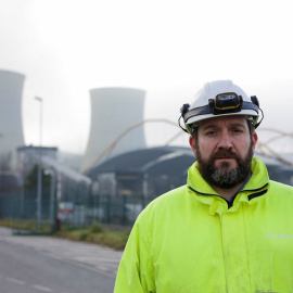 Marcos Higinio Prieto, uno de los trabajadores de la central térmica de As Pontes, posa en el exterior de la planta. REUTERS/Miguel Vidal