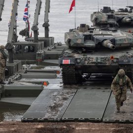 Soldados polacos y tanques Leopard 2A4 participan en el ejercicio militar de la OTAN DRAGON-24 en Korzeniewo, al norte de Polonia, el 4 de marzo de 2024.