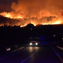 Una ladera ardiendo en la localidad de Petralia Soprana, en Sicilia, Italia.