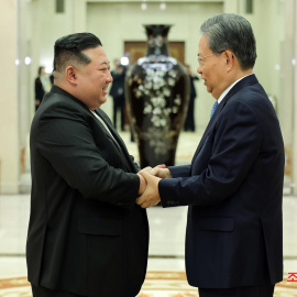 Imagen de archivo del presidente norcoreano Kim Jong-Un (i) con el presidente chino Zhao Leji (d).