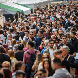 Centenars de persones passejant per la superilla literària de Passeig de Gràcia de Barcelona per Sant Jordi.