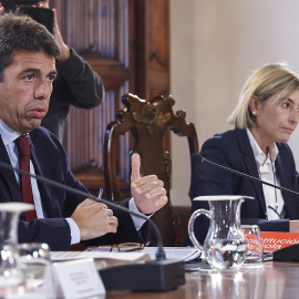 El presidente de la Generalitat, Carlos Mazón (i), junto a la consellera de Vox Elisa Núñez (d).