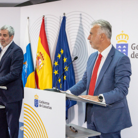 El presidente de Canarias, Fernando Clavijo (i), y el ministro de Política Territorial y Memoria Democrática, Ángel Víctor Torres (d), ofrecen una rueda de prensa tras reunirse en la sede de la Presidencia del Gobierno de Canarias, a 22 de abril de 20