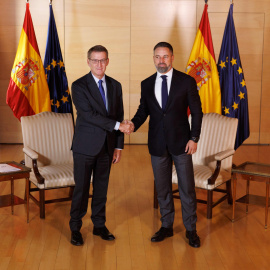 El líder del PP, Alberto Núñez Feijóo, y el de Vox, Santiago Abascal, se saludan a su llegada a una reunión en el Congreso de los Diputados, a 5/9/2023