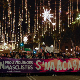 25/11/2023 - Capçalera de la manifestació de Barcelona d'aquest 25 de novembre, dia internacional per a l'eliminació de la violència envers les dones.