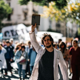 Manifestantes participan en una movilización del sector educativo contra el gobierno del presidente Javier Milei este martes en Buenos Aires (Argentina).