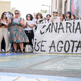 24/04/2024 Activistas de ' Canarias se agota'  junto a la Iglesia de la Concepción en La Laguna, a 11 de abril de 2024, en Santa Cruz de Tenerife.