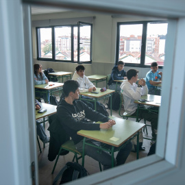 Los alumnos de una clase de 1º Bachillerato del Instituto Calderón de la Barca en Gijón realizan una prueba piloto de la EBAU, a 14 de marzo de 2023, en Gijón, Asturias (España).