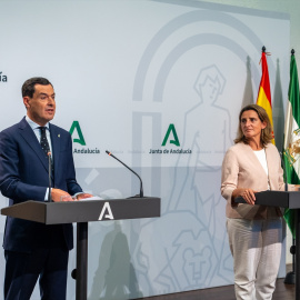 El presidente de la Junta de Andalucía, Juanma Moreno y la vicepresidenta tercera del Gobierno y ministra para la Transición Ecológica y el Reto Demográfico, Teresa Ribera