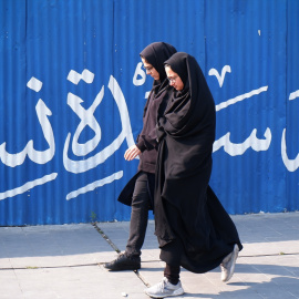 24/04/2024  Mujeres iraníes pasean por la plaza Hafte Tir, en el centro de Teherán, a 14 de abril de 2024.