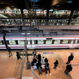 Varias personas esperan en la estación de tren de Puerta de Atocha-Almudena Grandes, a 26 de noviembre de 2023, en Madrid.