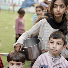 24/04/2024 Varios niños palestinos esperan para recibir comida en la ciudad de Gaza, a 13 de abril de 2024.