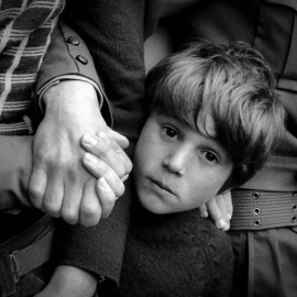 Fotografía de Alfredo Cunha tomada durante la Revolución de los Claveles, en Lisboa, que integra el libro y la exposición '25 de Abril de 1974, Quinta-Feira'.