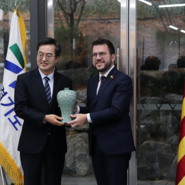 El governador de Gyeonggi-do, Kim Dong-yeon; entrega un gerro al president de la Generalitat, Pere Aragonès