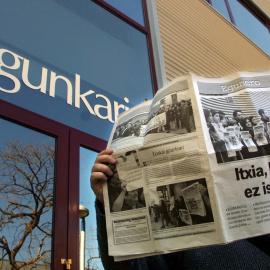 Fotografía de febrero de 2003, de unhombre sosteniendo un ejemplar de 'Egunero', la publicación que sustituyó a 'Egunkaria' tras su cierrre.  El titular dice "Cerrado por no silenciado".