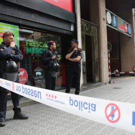 31/05/2023 - Agents dels Mossos d'Esquadra durant l'operatiu per desnonar una dona i els seus fills menors d'edat al Paral·lel de Barcelona.