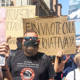 Varias personas participan en una manifestación para exigir el rescate de los animales de Laboratorios Vivotecnia