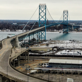 Foto aérea del puente Ambassador (Canadá).