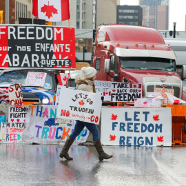 Manifestantes antivacunas continúan paralizando las calles de Ottawa (Canadá).