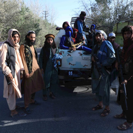 Un grupo de talibanes, en un checkpoint en la ciudad de Herat.