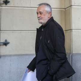 El expresidente de la Junta de Andalucía José Antonio Griñán a la salida de la Audiencia de Sevilla.