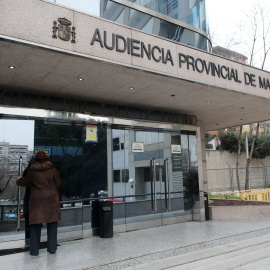 Una mujer entra en el edificio de la Audiencia Provincial de Madrid