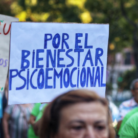 Manifestante sostiene un cartel durante una marcha por la salud mental como derecho universal con un recorrido de Atocha a Cibeles, a 10 de octubre de 2023, en Madrid (España).